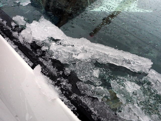 車のフロントガラスで雪が氷結（北海道・1月）