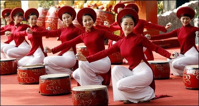 Women-in-traditional-Ao-Dai-dresses-serve-at-a-reception-to-mark-the-Chinese-New-Year-in-Hanoi.jpg