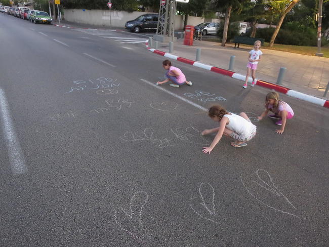 ヨムキプールに道路の落書きを楽しむ少女達.JPG